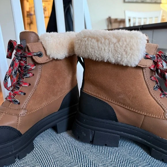 LIKE NEW UGG Ashton Addie Shearling Winter Boot - Picture 3 of 4